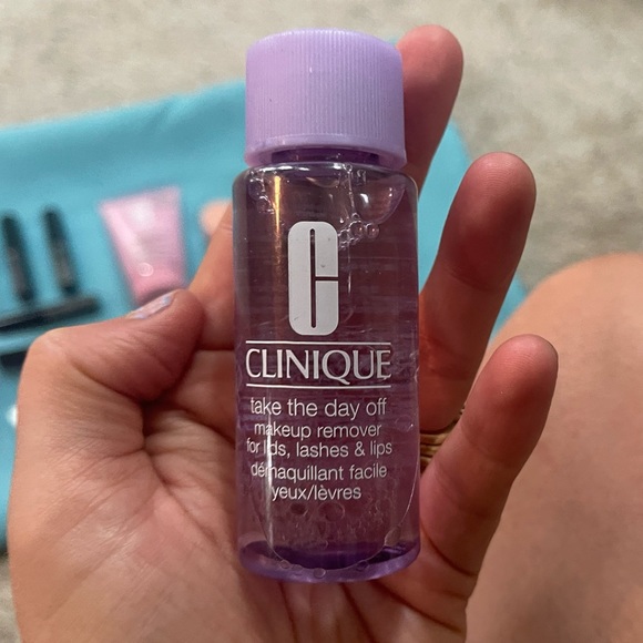 All new 11 piece Clinique skincare/ makeup bundle makeup bag included💜❤️🌺 - Picture 15 of 16